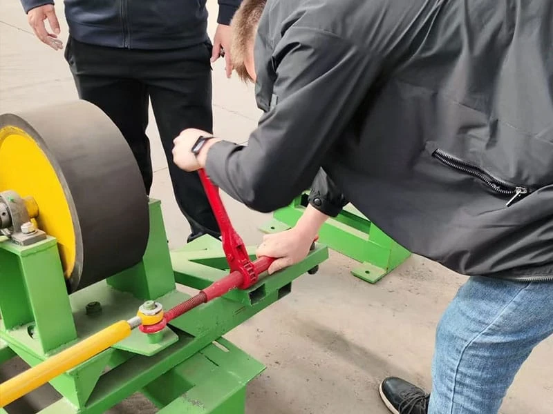 قبول عميل من آسيا الوسطى لماكينات معالجة الأنابيب الفولاذية المضادة للتآكل 3PE